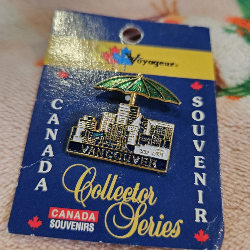 Vancouver Travel Souvenir Lapel Pin British Columbia Canada Umbrella Over City‎